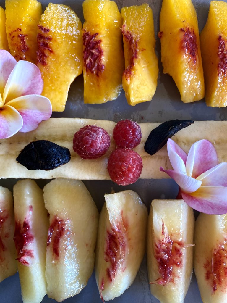 salade de fruits avec morceaux d'ail noir