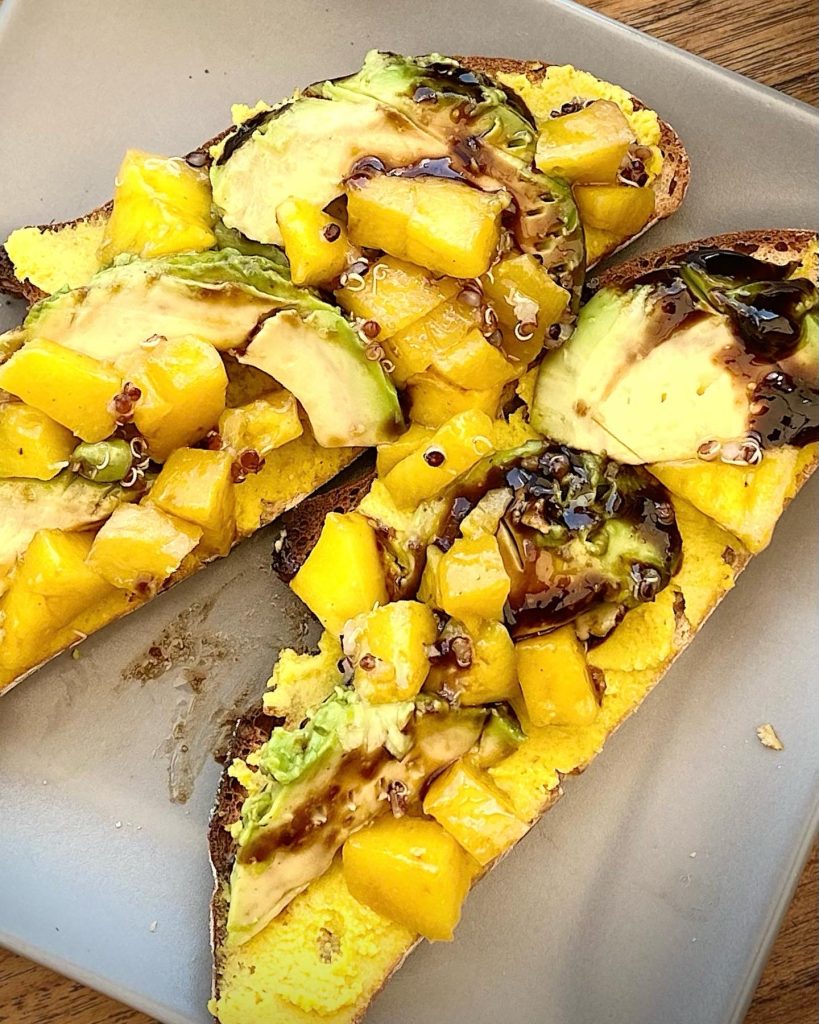 idée de recette avec houmous au curry sur des tartines grillées et ananas