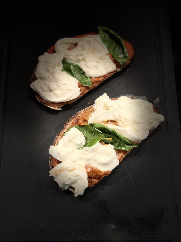 Idée recette avec des tartines qui comportent de la tartinade Saveurs d'été, du fromage et du basilic