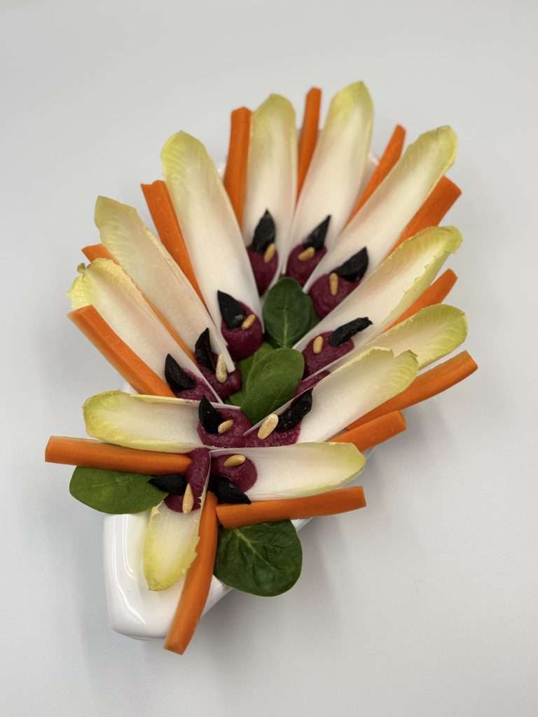 Idée recette avec une assiette de présentation d'endives et tartinade d'azukis à l'ail noir