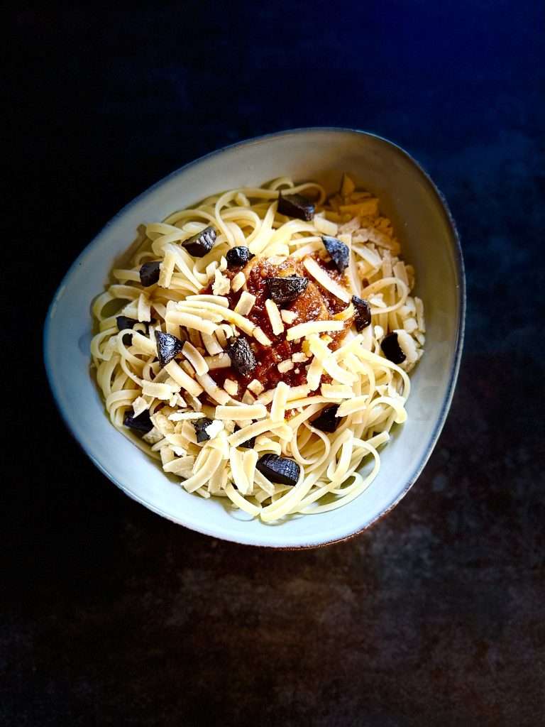 Idée recette avec des pâtes Linguine servies avec des morceaux d'ail noir