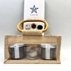 Sac et coffret de dégustation mini de l'ail noir qui contient les aubergines à l'ail noir, une tête d'ail noir et le houmous à l'ail noir