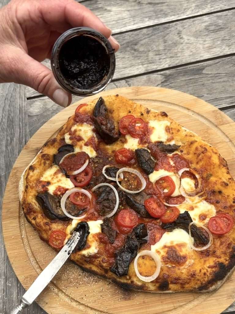 Idée de Recette de pizza avec de la crème d'ail noir