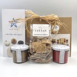 Coffret qui comprend 1 paquet de crackers et 2 tartinades
