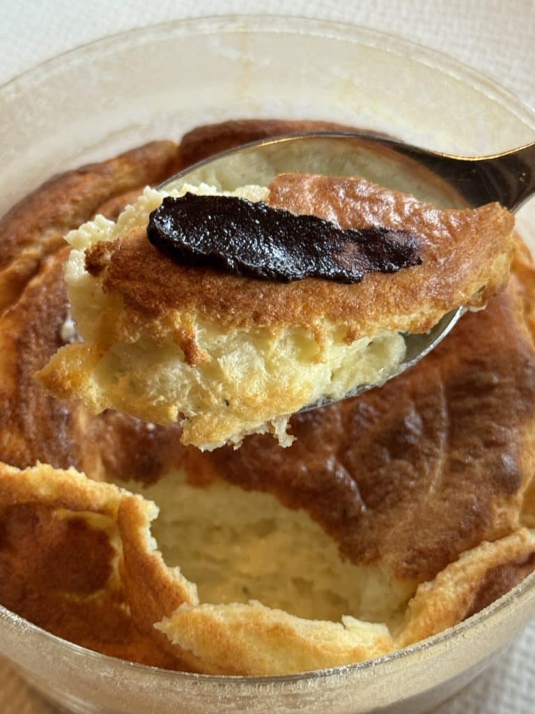 recette de soufflé au fromage avec crème d'ail noir