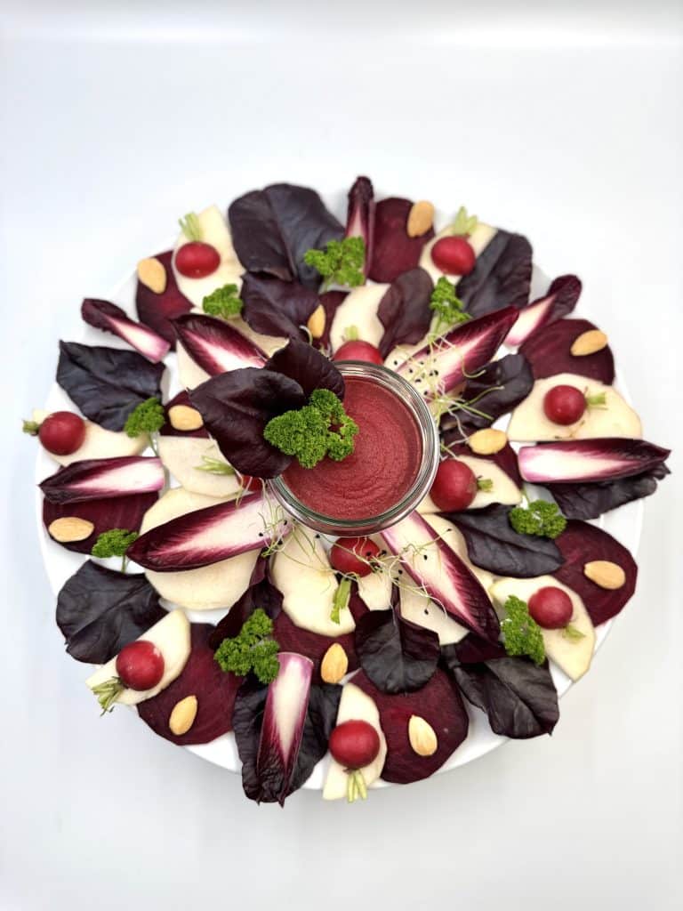 Apéritif coloré avec tartinade de Houmous Betterave et salade