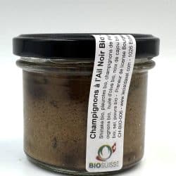 Champignons nobles à la crème de noix de cajou et ail noir à déguster sur une tranche de pain