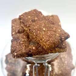 Croquants à l'avoine et au chocolat pour le petit déjeuner et la pause gourmande peu sucré