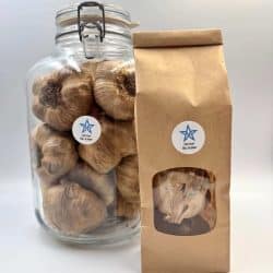 Image qui présente le sachet qui contient les têtes d'ail noir pour montrer comment ce produit est conditionné