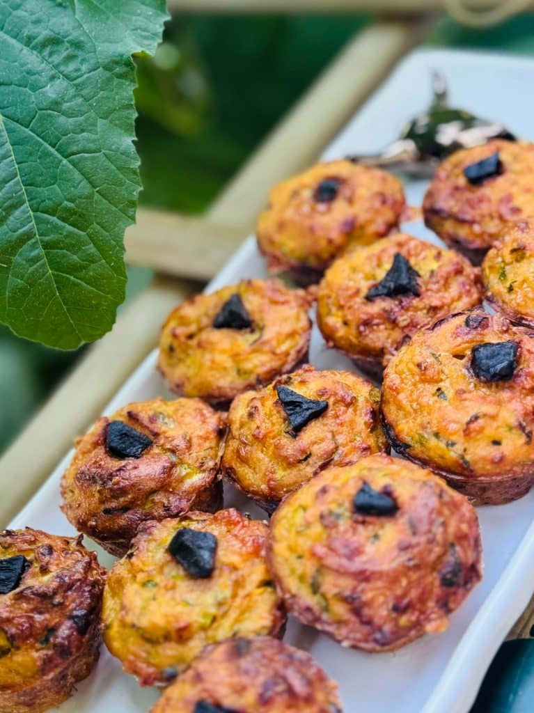 Croquants de courgettes à l'ail noir bouchée apéritif