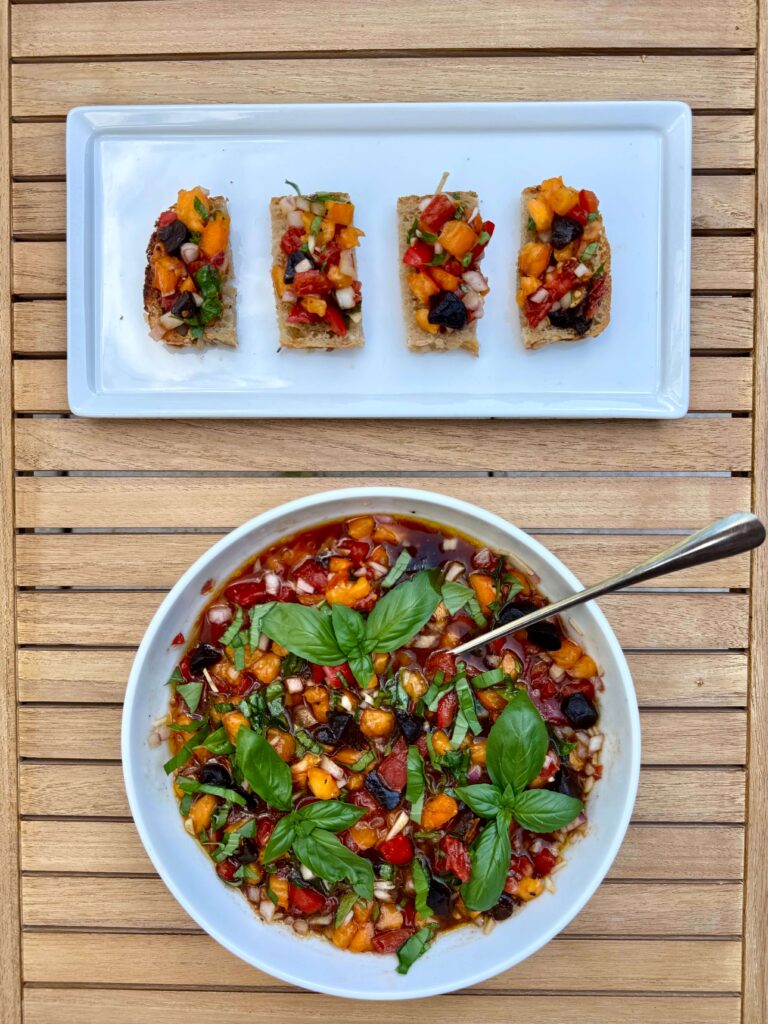 assiette de tomates et ail noir pour présenter la recette de bruschetta de tomates