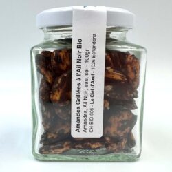 Amandes grillées à l'ail noir pour un apéritif croustillant