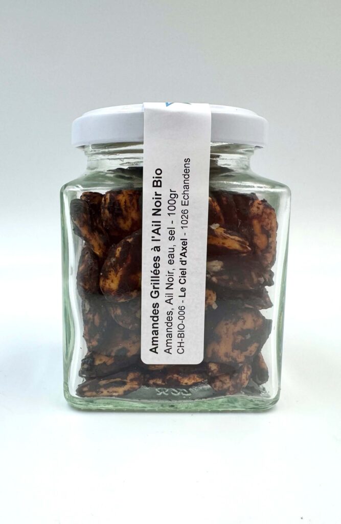 Amandes grillées à l'ail noir pour un apéritif croustillant
